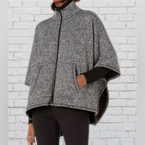 ☘️HP x 2☘️ Calvin Klein Women's Fleece Shawl Poncho